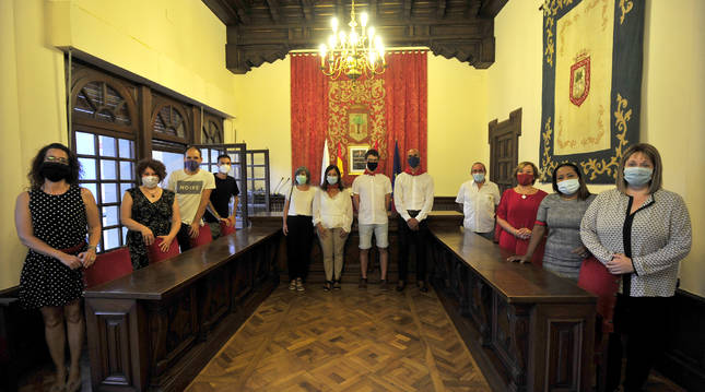 Cristina Biurrun, Rosa Vázquez, Jorge Casanova y Ramón Costas, en el centro, flanqueados por la corporación municipal.