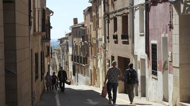 Foto de la calle Mayor de Cárcar, una vía situada en el casco viejo, que se quiere revitalizar con viviendas de alquiler para jóvenes.