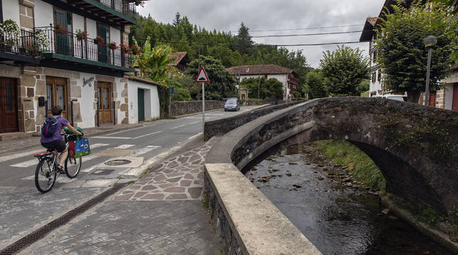 Carretera de acceso al alto de Lizuniaga desde la plaza de Altzate, en el corazón de Bera.