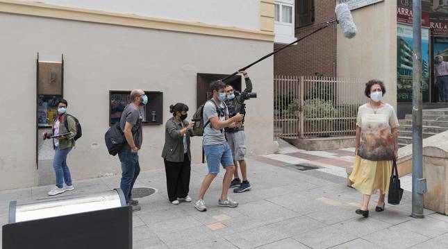 Foto del rodaje de una de las escenas del proyecto cinematográfico 'Surcos' en la plaza Sancho El Fuerte de Tudela.