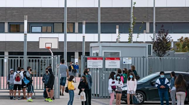 Foto de estudiantes del IES Tierra Estella, en el exterior del centro al comienzo de este curso.
