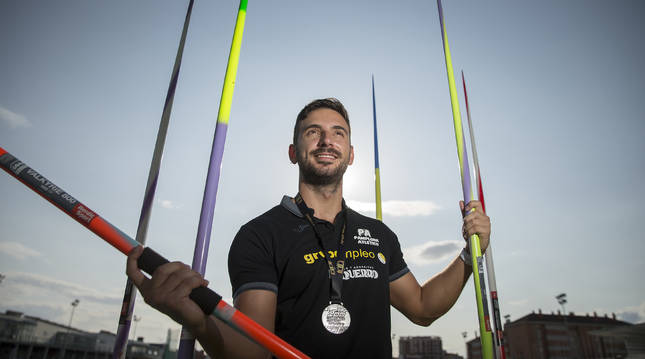 Nicolás Quijera Poza, con las jabalinas de su grupo de entrenamiento, liderado por Idoia Mariezkurrena, ayer en Larrabide.