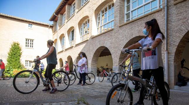 Foto de las ocho mujeres que participaron en Mujeres en bici - Bizikume.