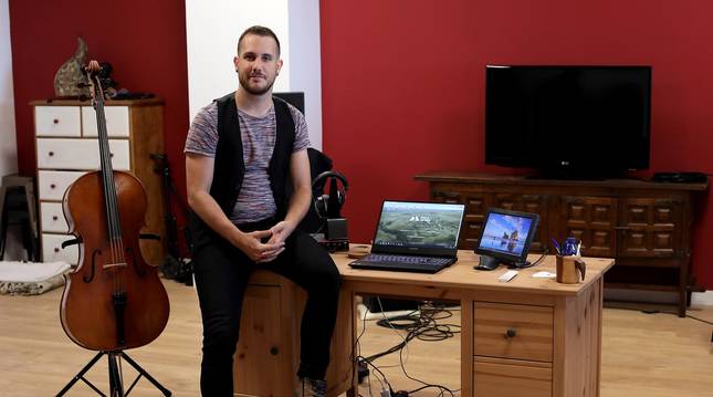 Foto de Iván Carmona, primer Premio a la Promoción del Talento del Gobierno de Navarra, en el estudio de Suakai.