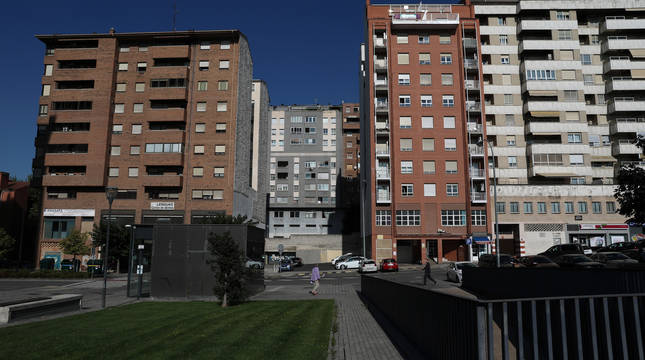 En el centro, el solar de Azpilagaña en el que se levantará el edificio de 'cohousing'.