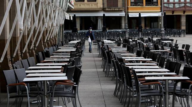 Foto de las terrazas vacías en la Plaza del Castillo durante los primeros compases de la pandemia.