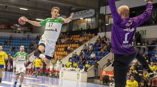 Carlos Chocarro, extremo y capitán del Helvetia, frente a Sierra en el último duelo de liga con el Bidasoa.