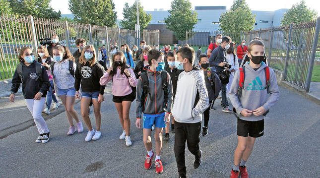 Foto de un grupo de estudiantes de la ESO del instituto Askatasuna de Burlada acceden al centro en el primer día de clase de este curso.