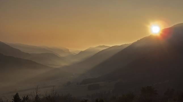 Juego de luces y sombras al atardecer desde el mirador de Larra Belagua, con los Pirineos de fondo.