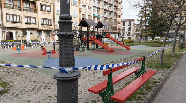 Foto de parques precintados en Tudela (Navarra) por la pandemia de coronavirus.