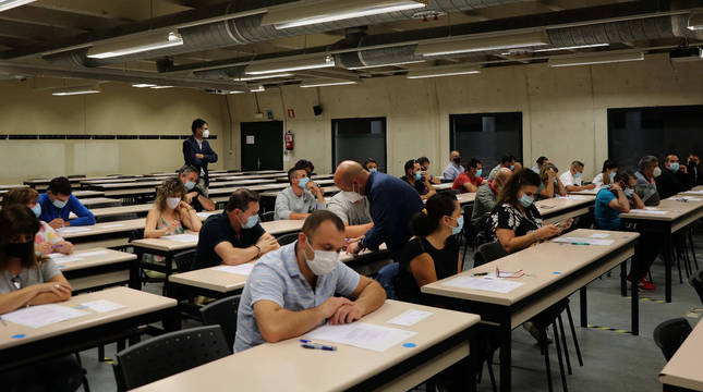 Aspirantes y supervisores, momentos antes de iniciarse la prueba, ayer en la UPNA.