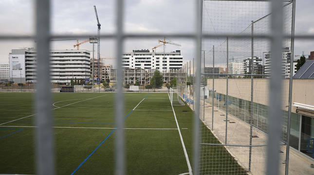 Así estaba ayer el campo del Lezkairu. Sin jugadores, sin entrenadores, sin aficionados y sin un balón de fútbol rodando. Un situación que, como mínimo, se va a prolongar hasta el 1 de octubre.