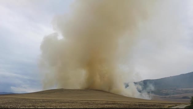 Incendio de unas rastrojeras en Pamplona