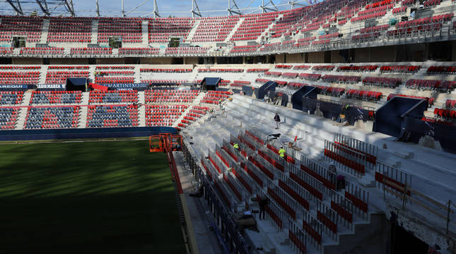 La nueva imagen de Graderío Sur, a la derecha, con la instalación de los 'rail seat' este lunes por la tarde.