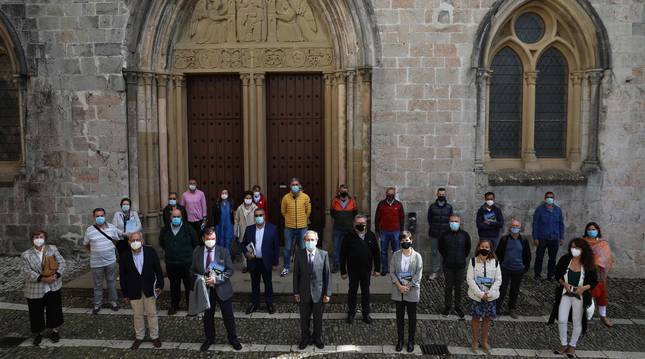 Los asistentes a la presentación del número 60 de 'Conocer Navarra' posaron frente a la iglesia de Santa María, en Roncesvalles.