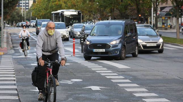 Coches hace el giro hacia Monasterio de Urdax respetando el paso de cebra ciclado por el que circulan las bicicletas.