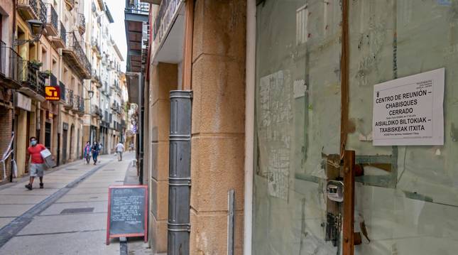 Foto de un chabisque en la calle Mayor de Estella, ahora cerrado como en el resto de la ciudad por la pandemia.