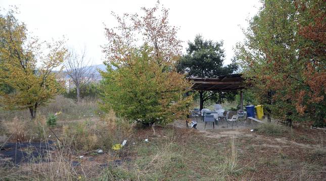 Foto de este miércoles del huerto comunitario, sin cultivos y con una zona cubierta con sillas.