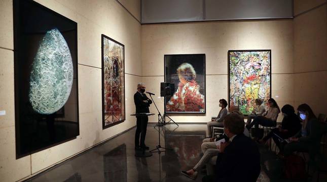 Inauguración de la exposición compuesta por un un total de 115 obras que recogen 25 años de trayectoria del artista brasileño Vik Muniz.