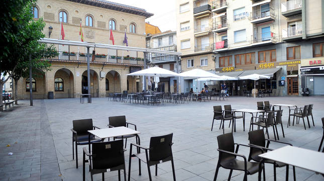 La plaza Principal de Peralta, prácticamente vacía ayer por la tarde. Las nuevas medidas afectan, entre otros, a la hostelería.