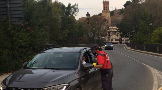 foto de Control de la Policía Foral en el acceso a Peralta por el puente, para comprobar el cumplimiento del confinamiento perimetral