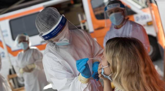 foto de Prueba PCR en una carpa instalada en el aparcamiento del Hospital Reina Sofía de Tudela