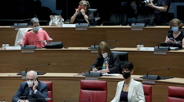 foto de La consejera Elma Saiz, en el pleno del Parlamento de Navarra de este jueves
