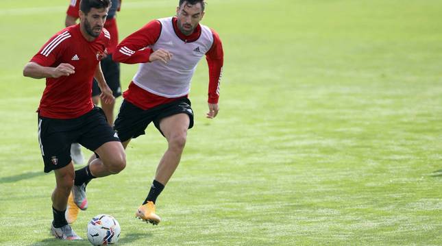 Raúl Navas conduce el balón ante la presión de Enric Gallego en un entrenamiento de esta semana.