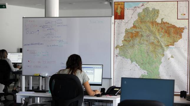 Foto de rastreadores de contactos estrechos de personas contagiadas, en pleno trabajo en las instalaciones de Refena.