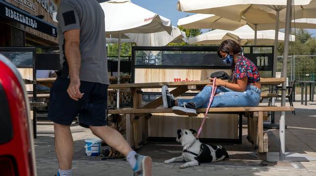 Foto del bar restaurante Bideezkairu, inaugurado en 2017 y que tiene una soleada terraza con vistas al parque Alfredo Landa.