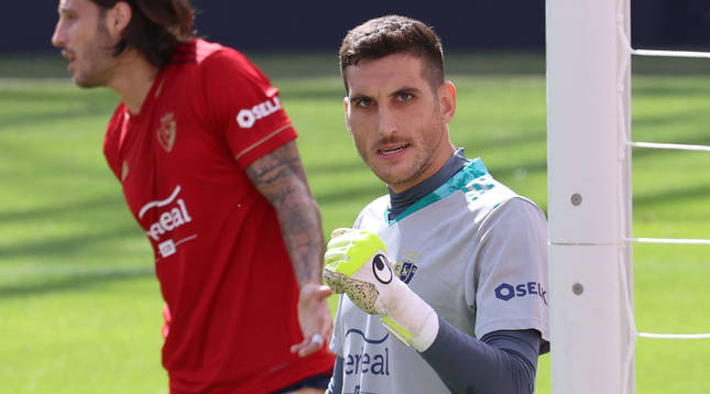 Sergio Herrera aprieta el puño tras haber parado el penalti a Roger. De poco sirvió después.