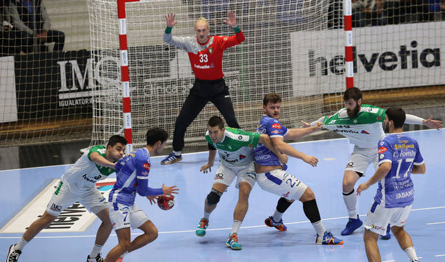La defensa y portería del Helvetia, claves en la primera victoria del equipo ante el Cisne del pasado sábado.
