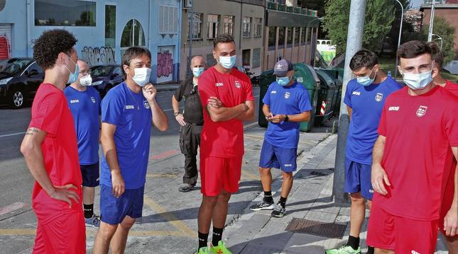 Foto del entrenador de Osasuna Magna, Imanol Arregui, entre Juninho y Mancuso, y parte de su cuerpo técnico, el primer día de la pretemporada.