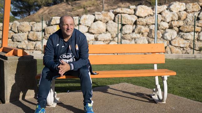 El entrenador del Aspil, José Lucas Mena 'Pato', en uno de los bancos situados junto al Pabellón Ciudad de Tudela.