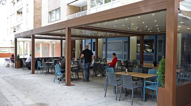 Foto de la terraza de la cervecería Shamrock, en la plaza Félix Huarte, de estructura de aluminio y laterales enrollables.