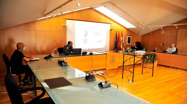 Foto de Jon Solchaga, técnico de comercio del consistorio; Gorka Goicoechea, de Ikertalde; la concejala de Comercio, Soco Ojer; y Elías Armendáriz, presidente de Ascota; en la presentación del plan.