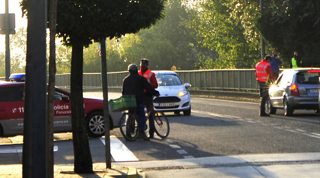 Un agente de Policía Foral informa a un vecino de Falces que se disponía a acudir a la huerta en bici