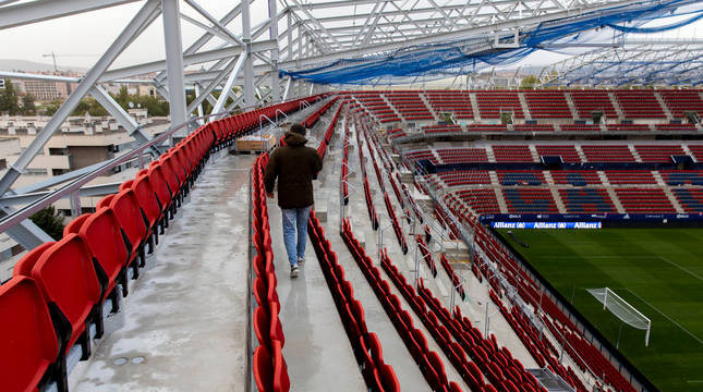 Una imagen tomada desde lo alto del anillo superior de Sur. Se aprecia la verticalidad y cercanía con el terreno de juego.