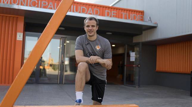 Foto de David García Beltrán, capitán del Aspil-Jumpers Ribera Navarra, a la entrada del polideportivo Ciudad de Tudela.