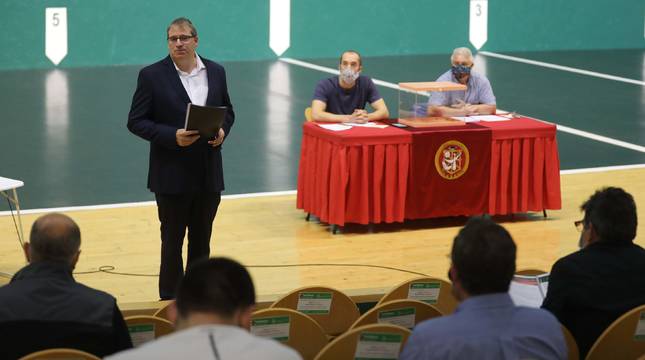 Javier Conde, durante su intervención este jueves por la tarde en el frontón Labrit ante los asambleístas.