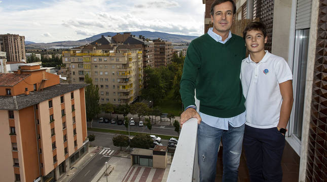 Iñigo Remacha Larrea y su hijo Álvaro Remacha Jadraque en la terraza de su casa, un noveno piso de la avenida de Pío XII