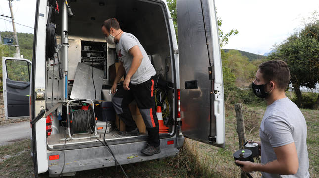 Técnicos de la Red Sísmica Nacional se desplazaron este jueves por la tarde a Zunzarren, valle de Lizoáin, para instalar sismógrafos.