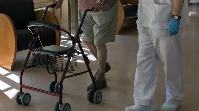 Un residente, junto a un trabajador de la residencia de ancianos de la Casa de Misericordia de Tudela.