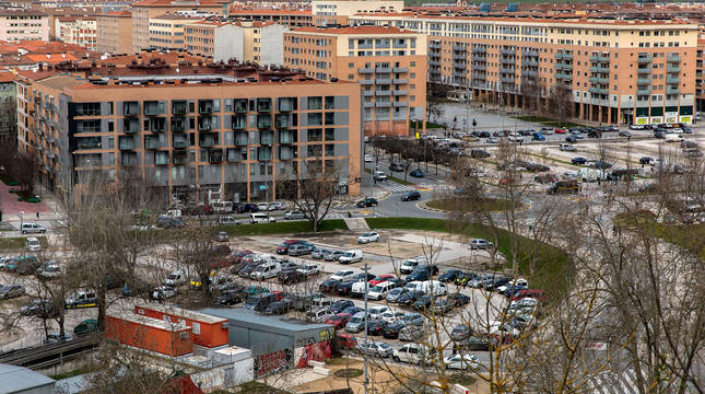 Foto de los aparcamientos de los Corralillos, en primer plano, y del paseo de Anelier, al fondo, en la Rochapea.