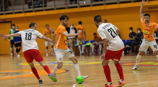 Javi Sena intenta marcharse de Verdejo durante el partido que Aspil y Santa Coloma disputaron ayer en el Ciudad de Tudela.