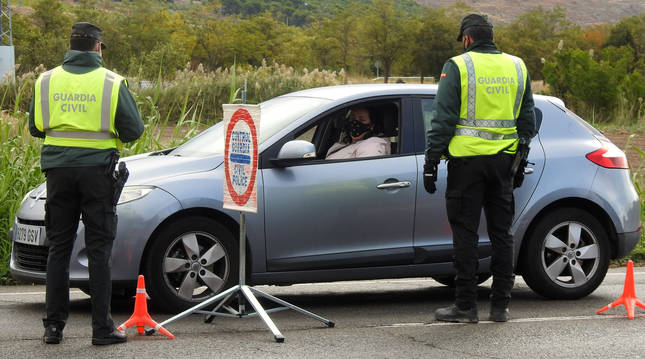 Foto de una vecina que se dirigía a trabajar a Calahorra en el control atendido por agentes de la Guardia Civil en la Carretera de Estella.