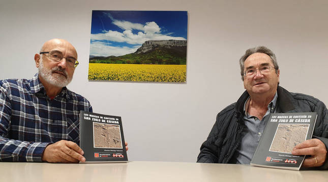 Desde la izda.: Simeón Hidalgo Valencia, autor de la publicación, y Luis Sola Pérez, vicepresidente de la Asociación Cultural Ermita de San Zoilo de Cáseda.