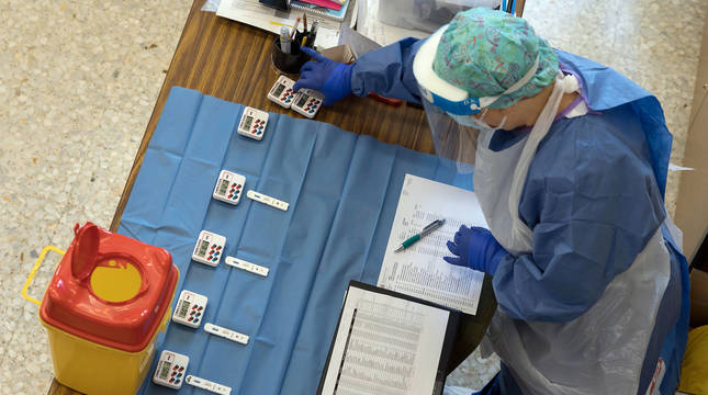 Una enfermera, durante la realización de test rápidos a alumnos de un colegio de Tudela.