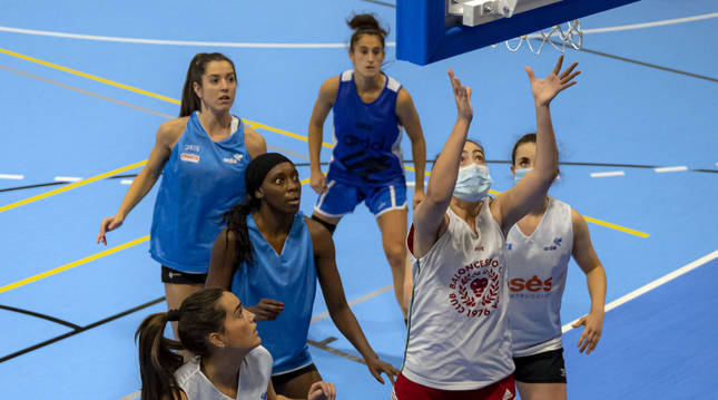 Foto de las jugadoras del Osés Andrea Vázquez, Deborah Ayela, Sabela García, Natalia Berrozpe, Andrea Tollar e Itziar Arregui, en el entrenamiento del jueves.