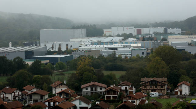 Panorámica parcial de Lekunberri, obtenida ayer desde la peña, con el polígono de fondo.